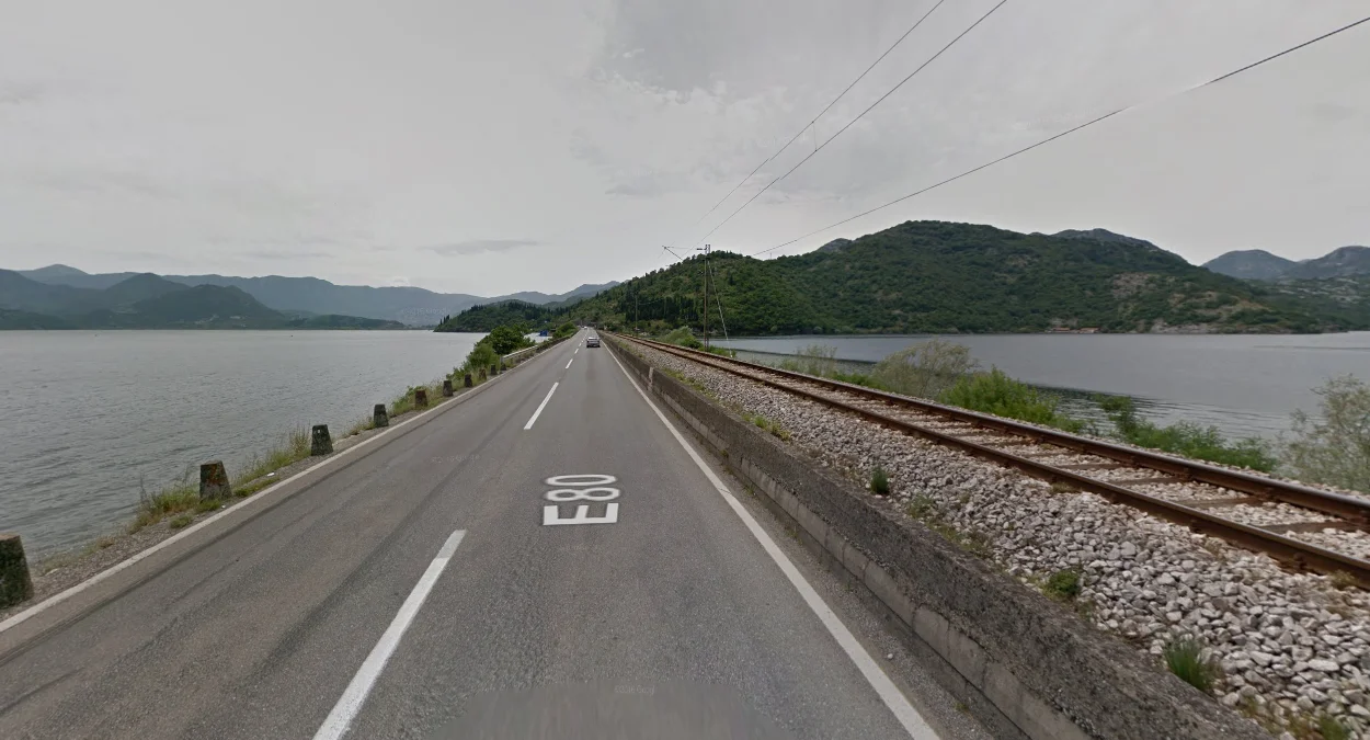 斯卡達爾湖大橋鐵路與石柱