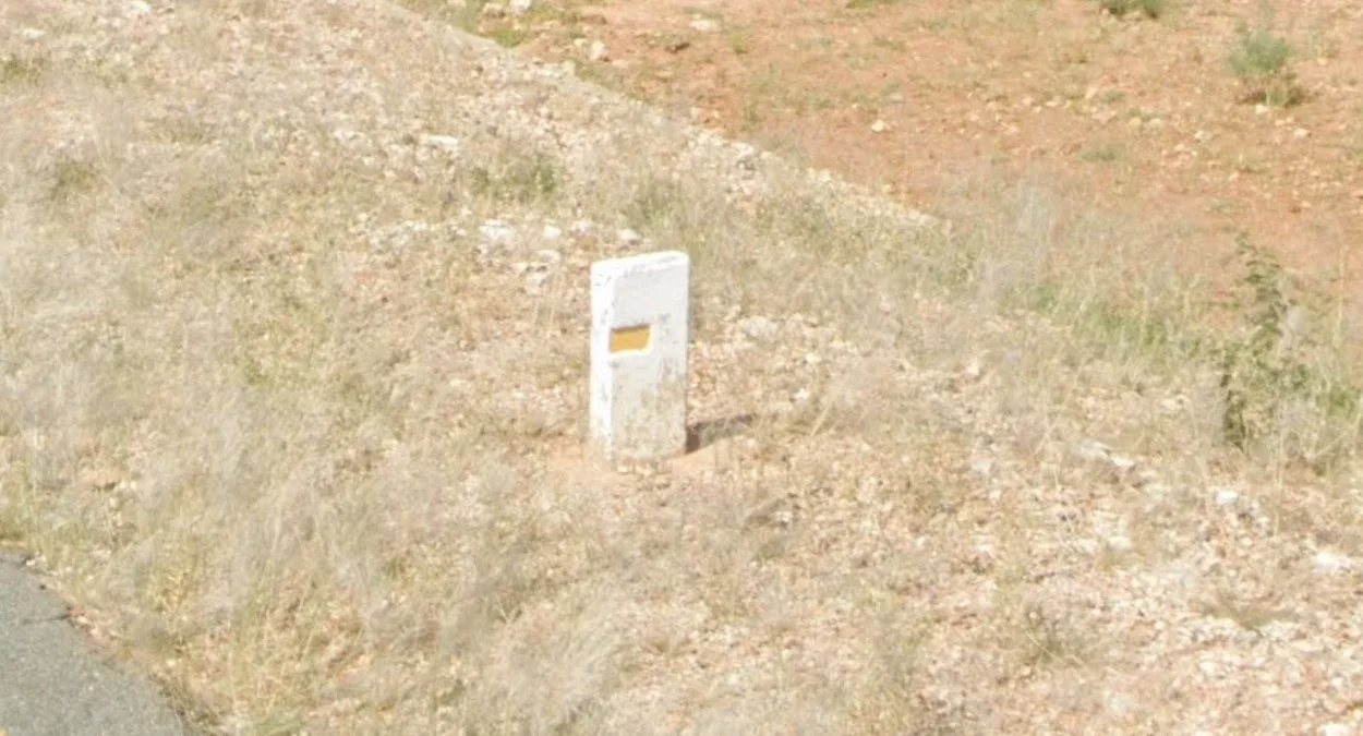 道路旁的小石柱