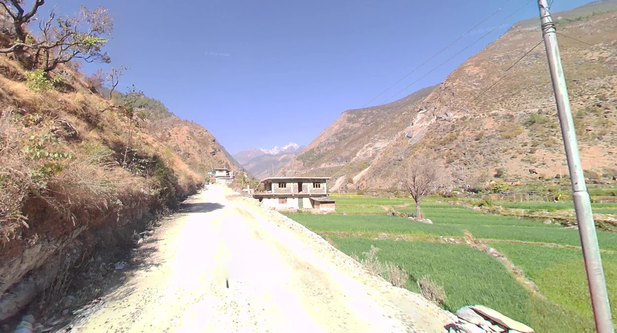 西北方向雪山土路