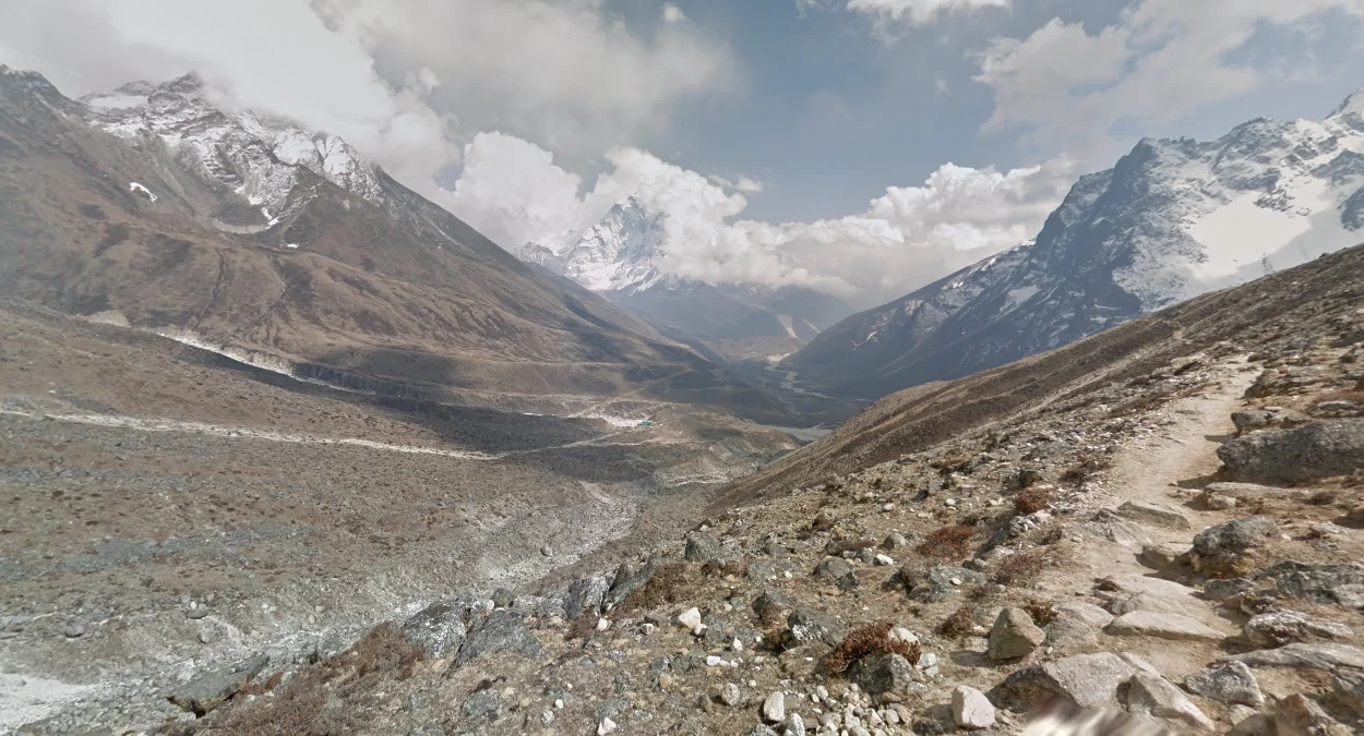 徒步區北部貧瘠山路