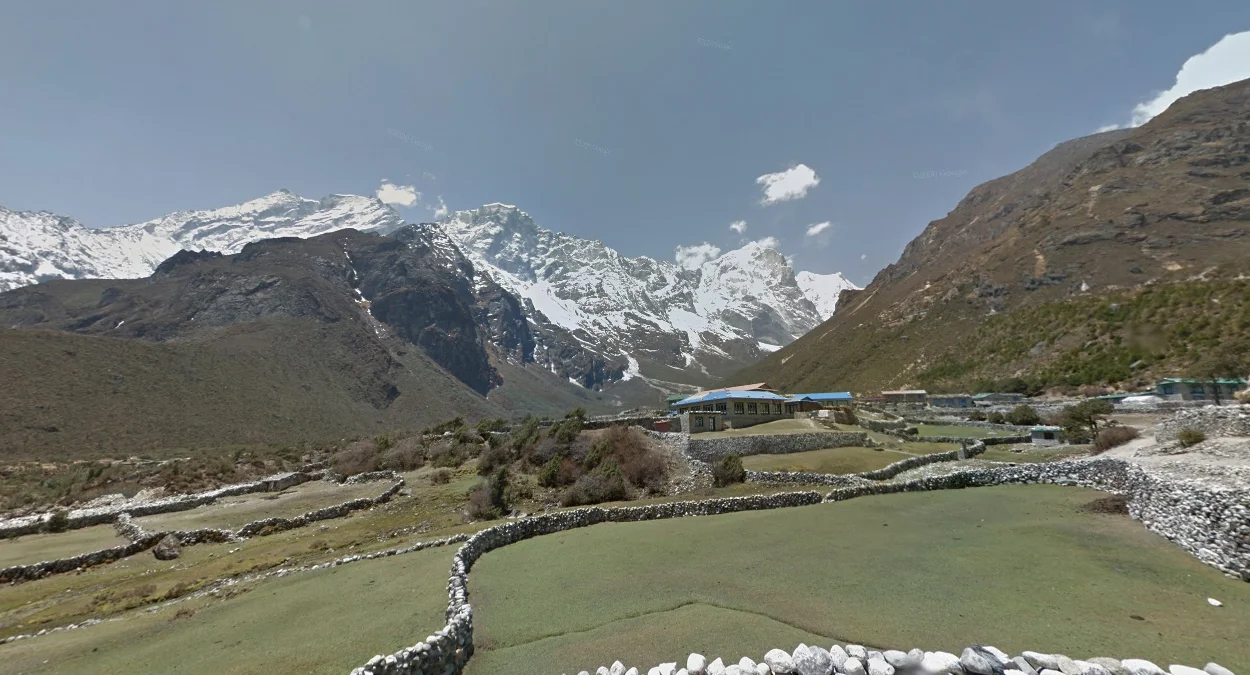 塔梅村旁閃亮雪山