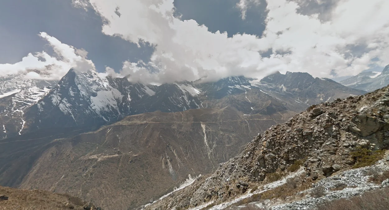 福爾斯特以北雲層覆蓋托布切山
