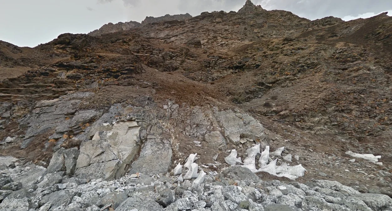 冰川谷東部紅色崎嶇山坡