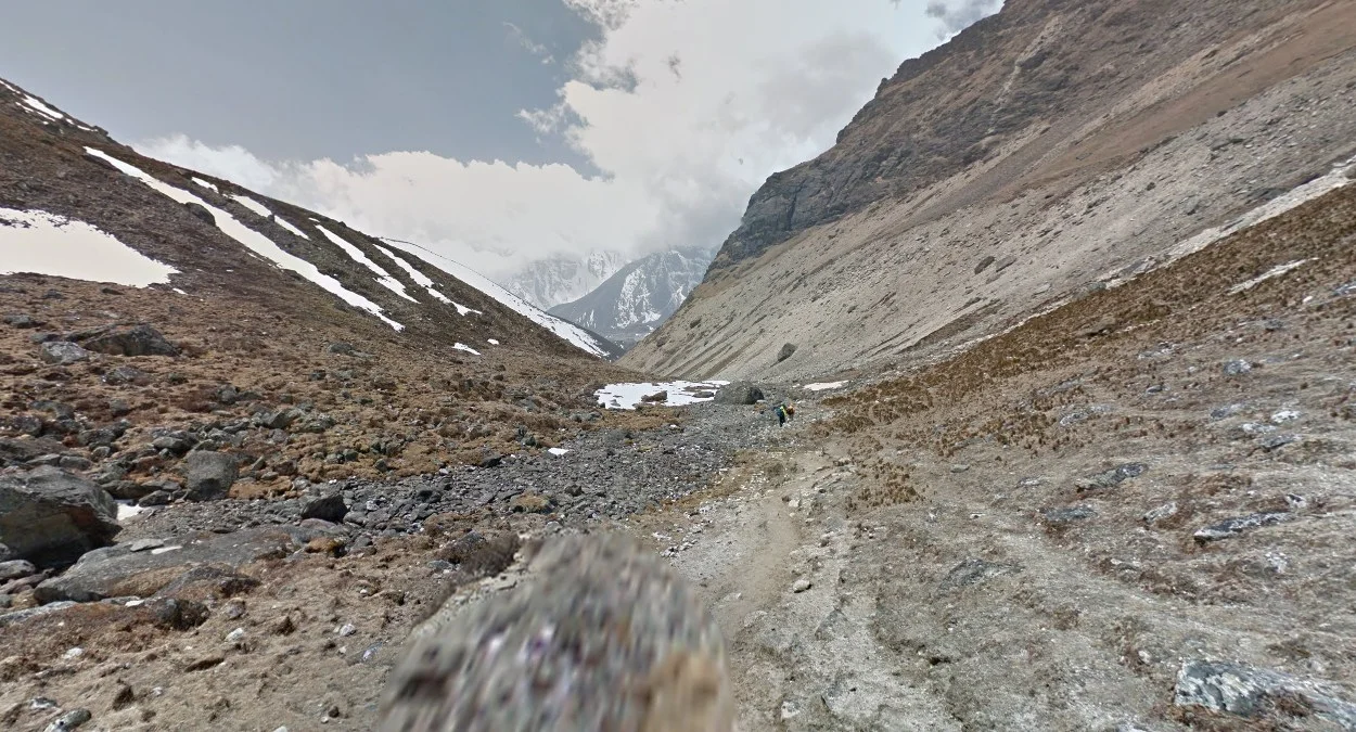 紅色山坡後U形山谷