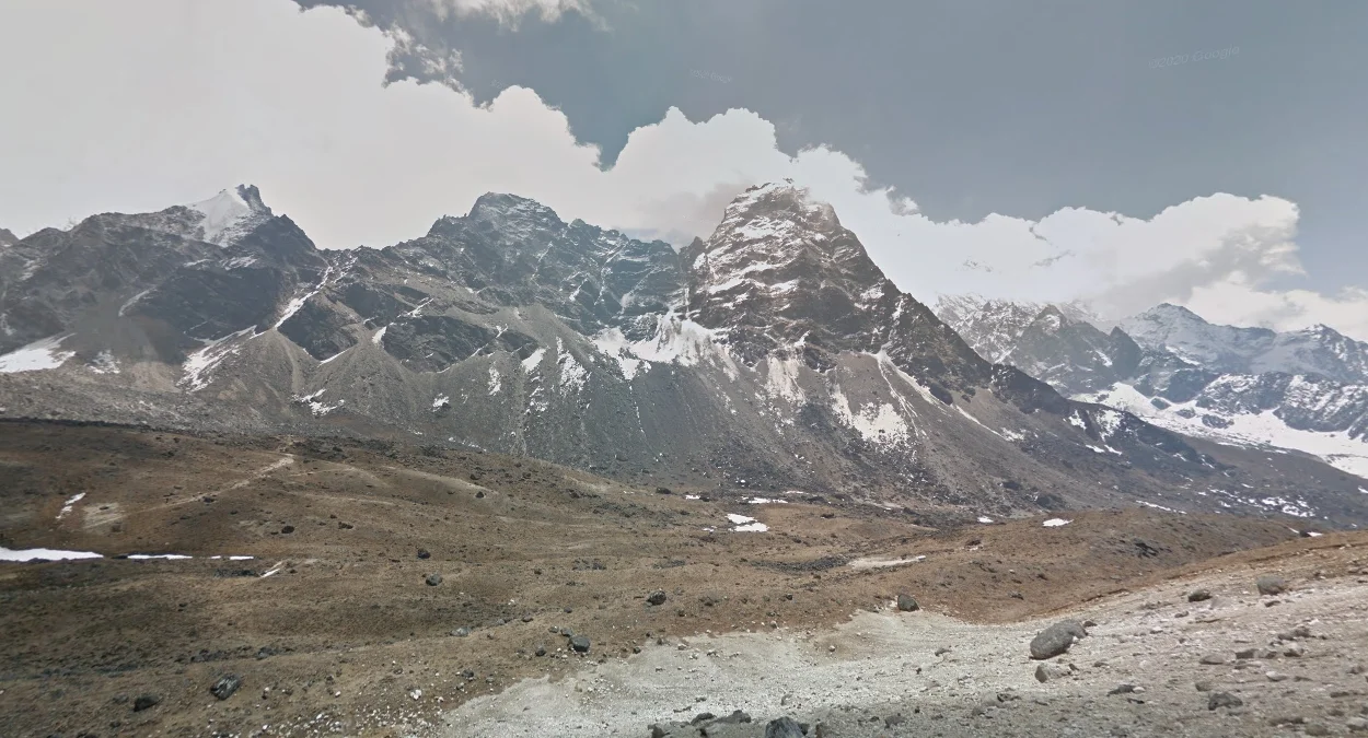 U形山谷上方尖峰山脈