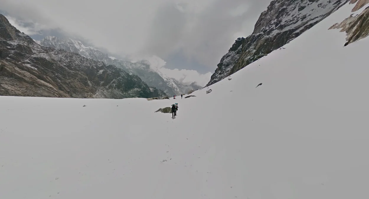 穿越尼泊爾最大冰川