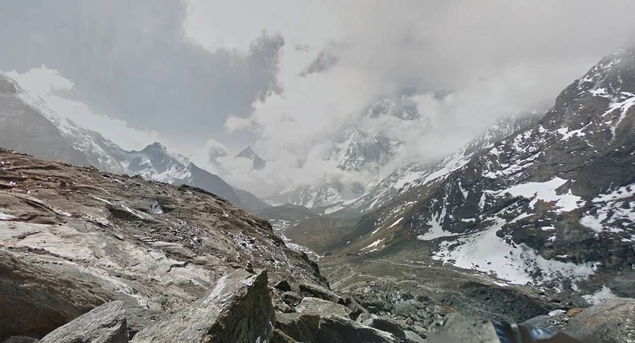 冰川東部不規則雲朵