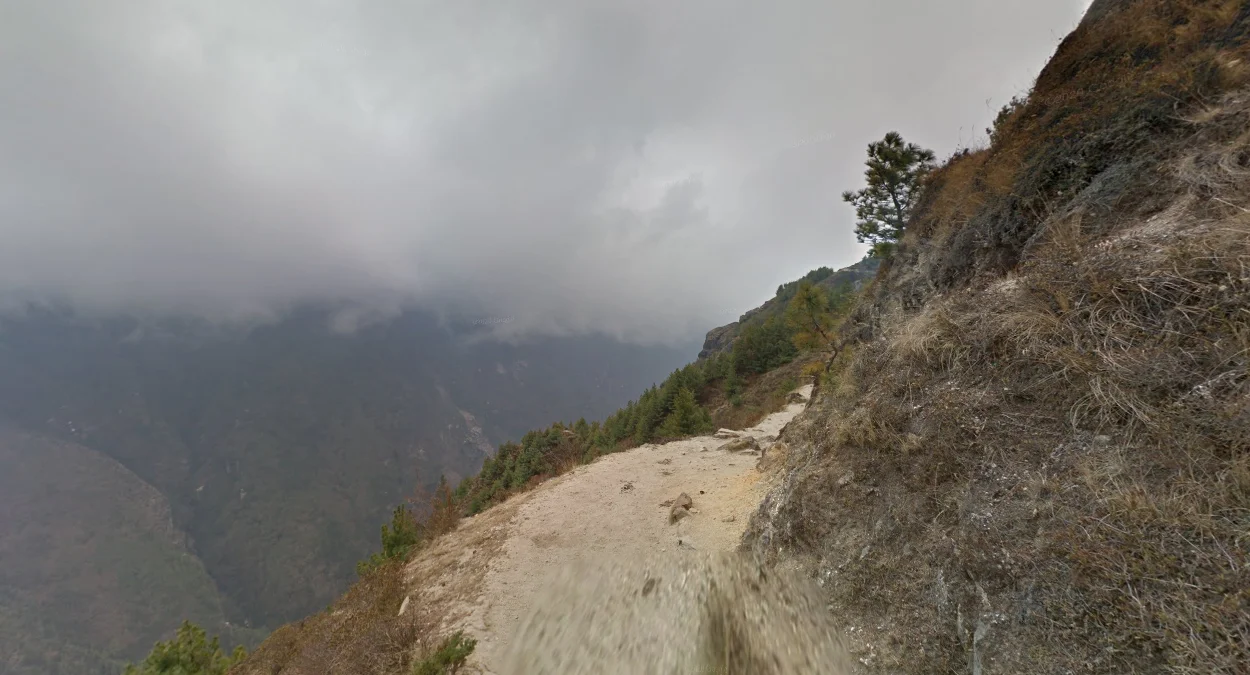 納姆切巴扎爾東部高處陰沉小徑