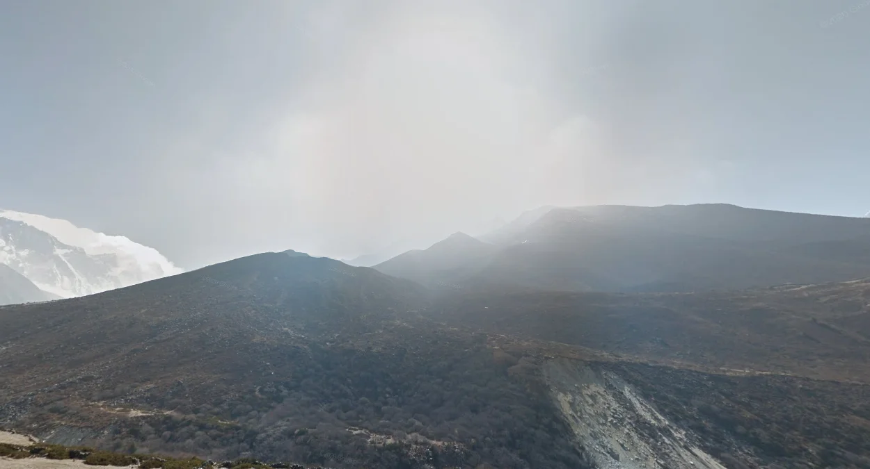 潘博切與丁博切間朦朧陽光