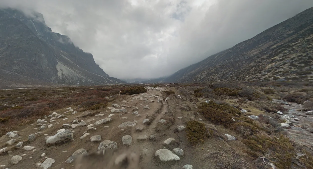 丁博切以北低雲高山谷