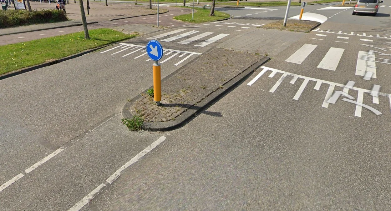 交通島笨重黃色路標桿