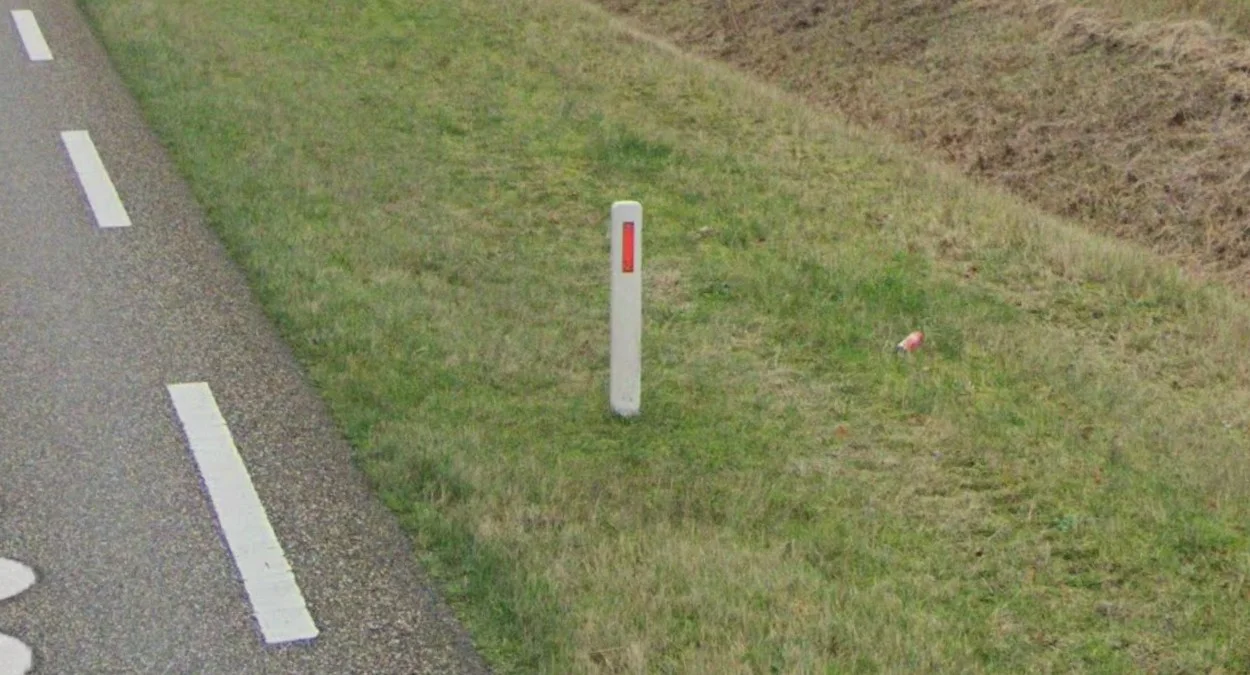 荷蘭白色護柱與紅色反光