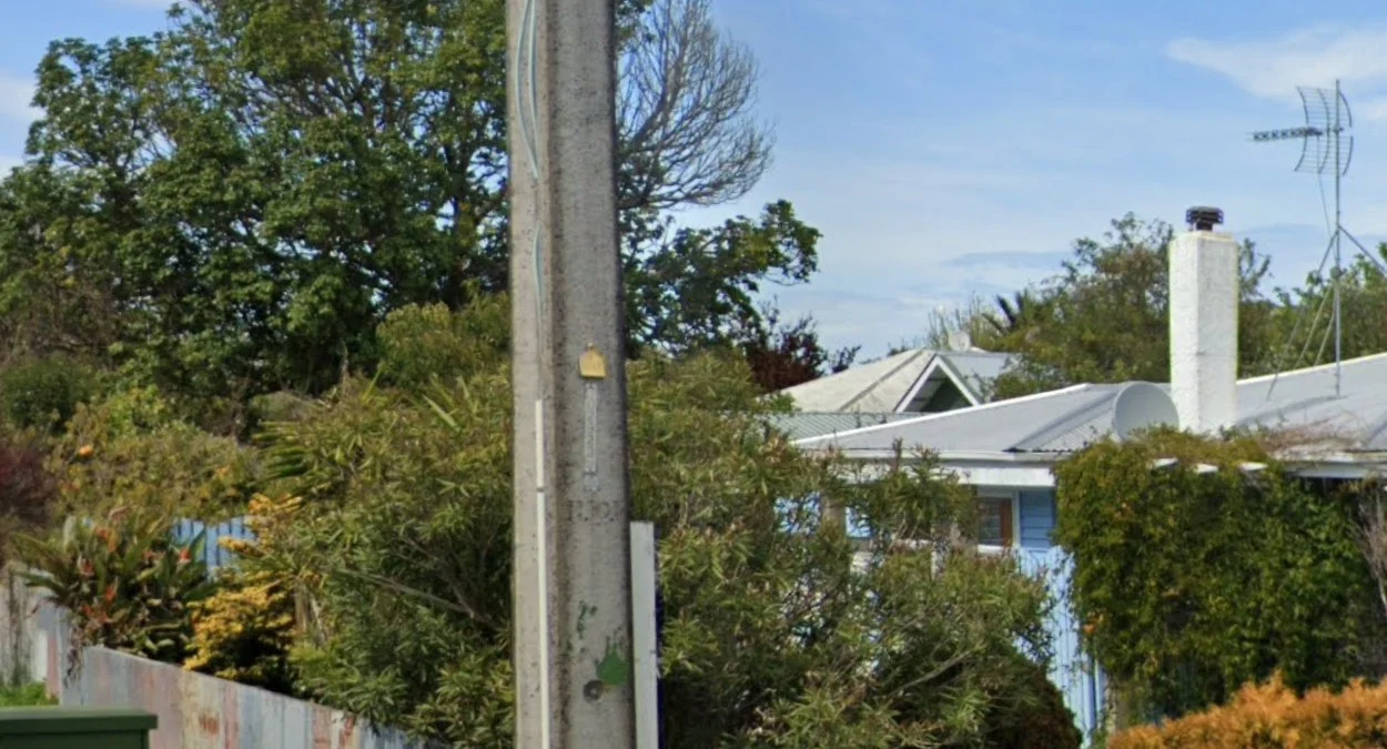 吉斯伯恩電線桿黃色標籤