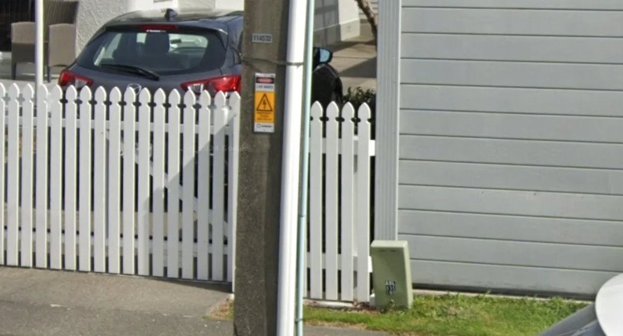 霍克斯灣電線桿警告貼紙