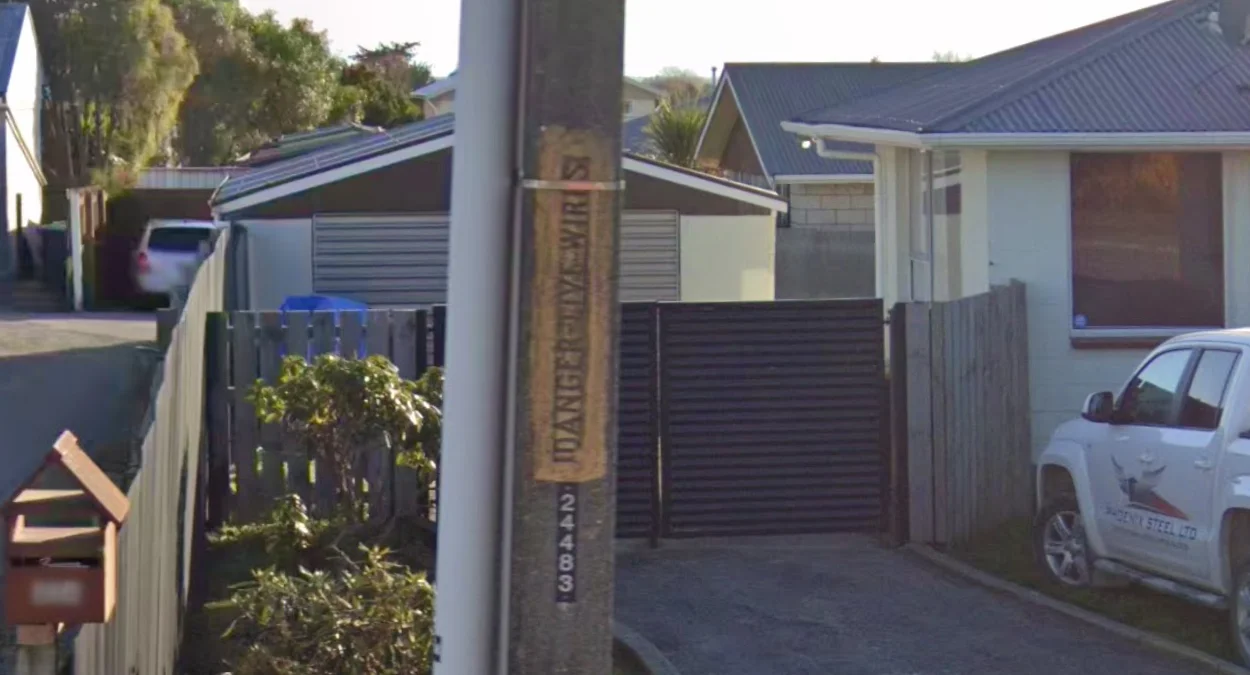 蒂馬魯電線桿橙色危險標示