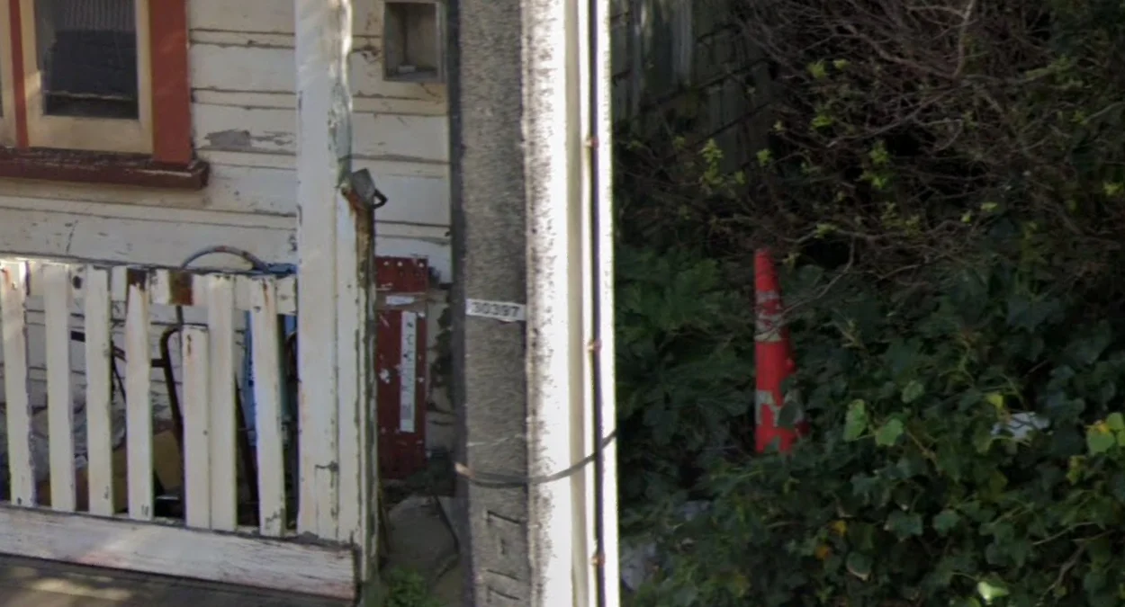 北島白色水平電線桿貼紙