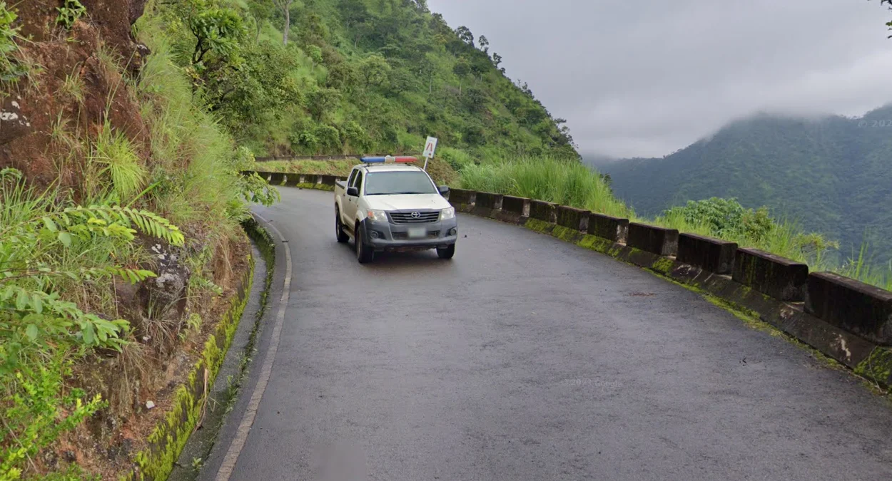 街景車後方警車