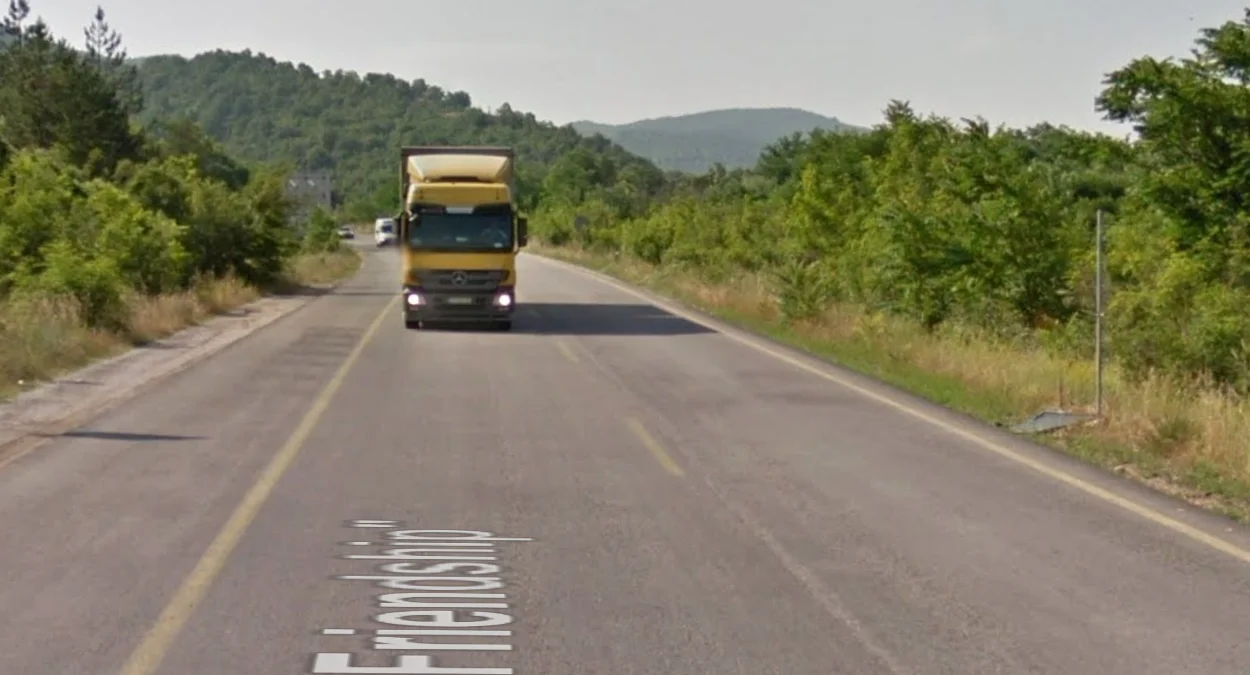 韋萊斯以北三條黃線