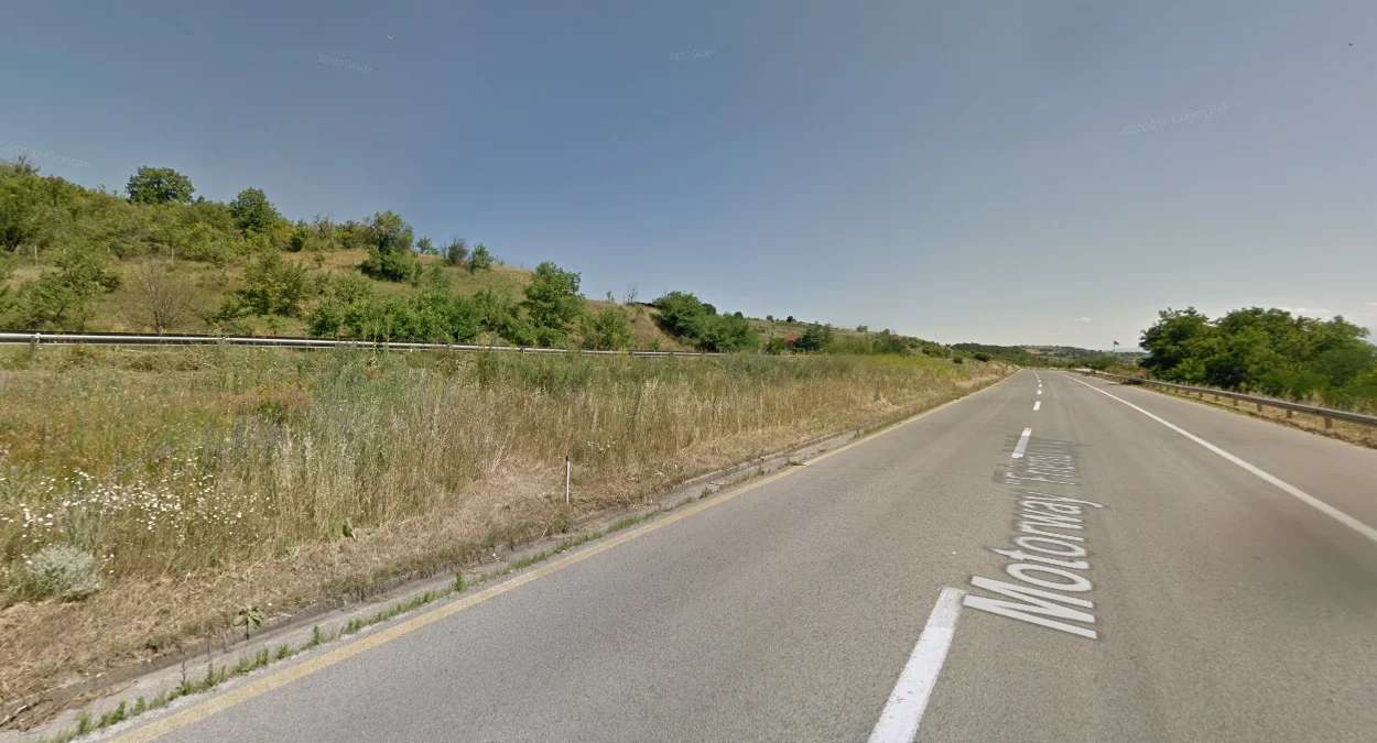 E-75車道間傾斜山丘