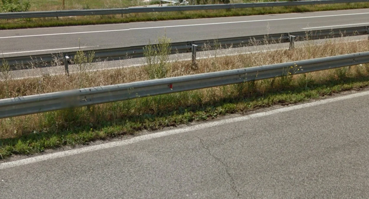 A型護欄與紅色反光片