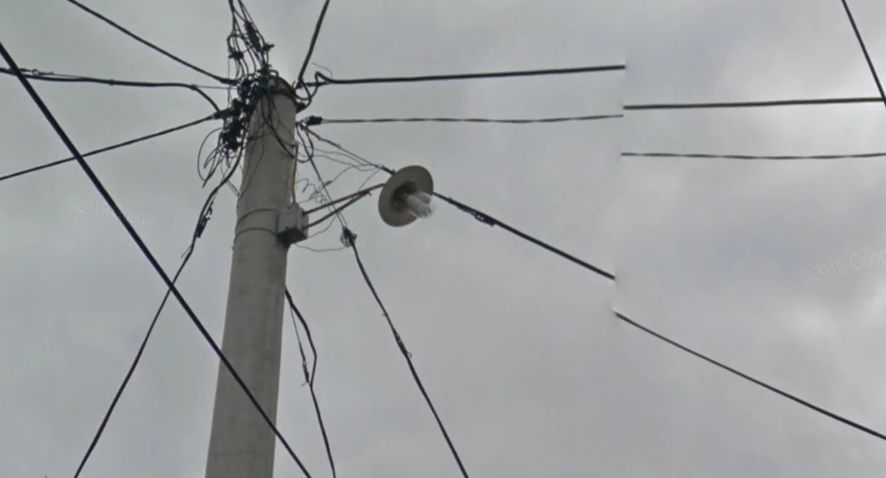 電線桿上的「希臘燈」