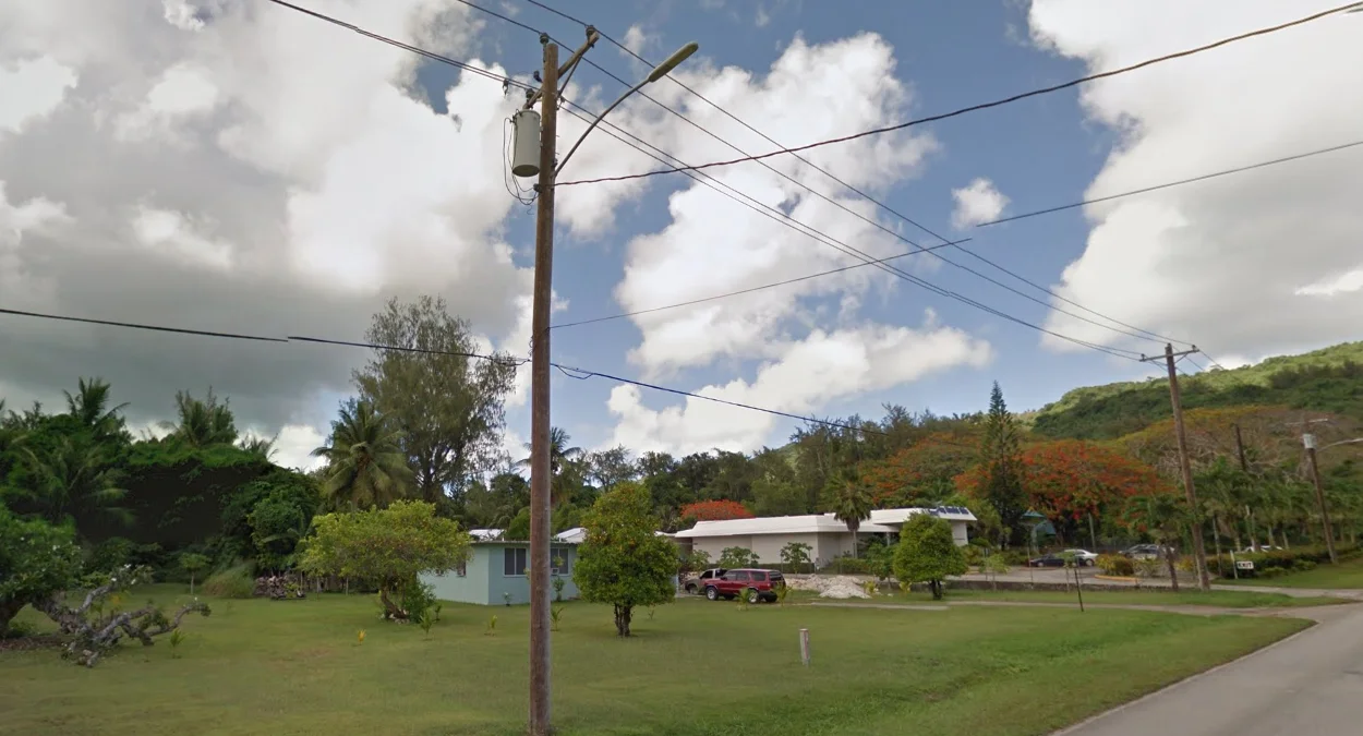 頂部帶橫桿木製電線桿