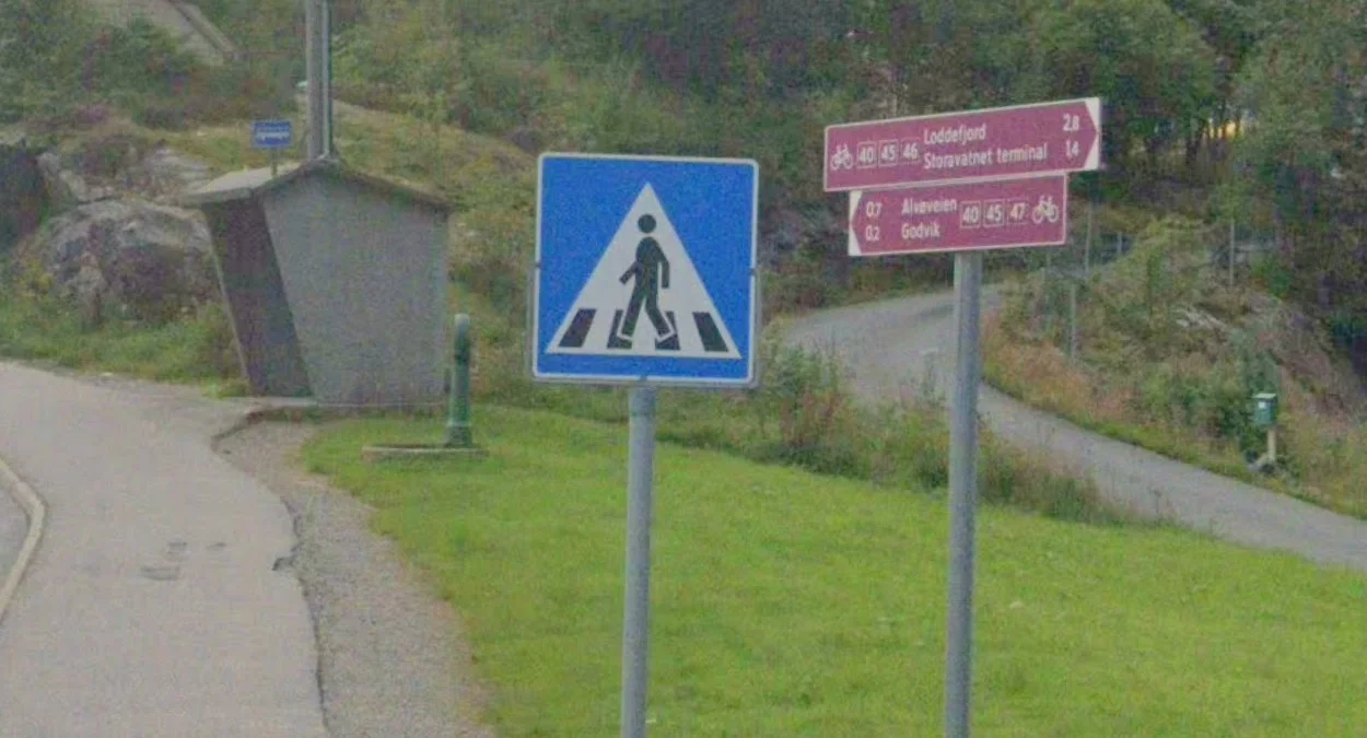 四條紋人行道標誌