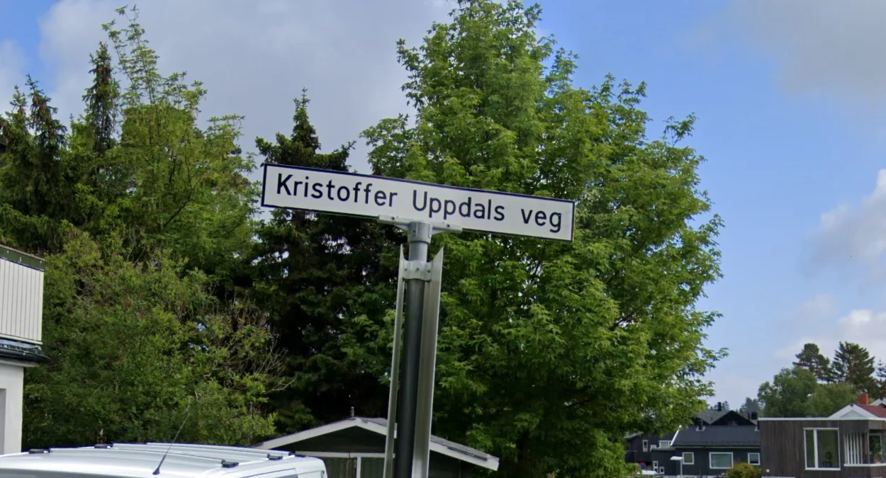 路牌置於桿頂中央