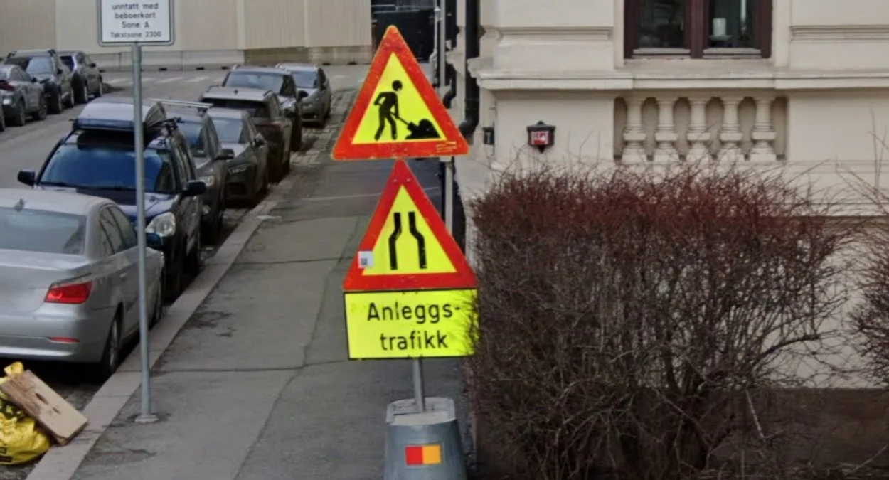 鮮黃色施工標誌