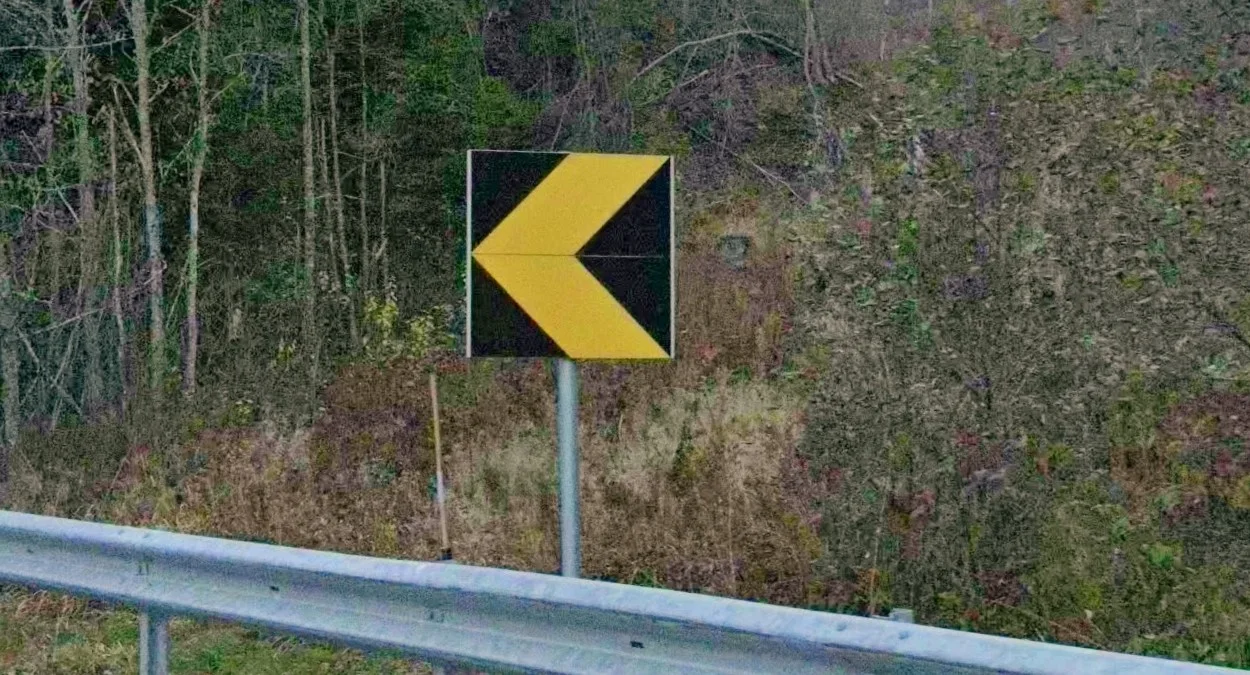 黃底黑字人字形標誌