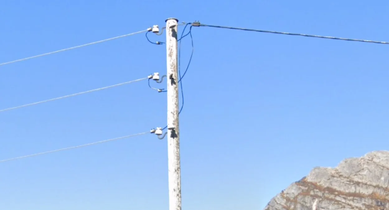 木製電線桿與金屬帽