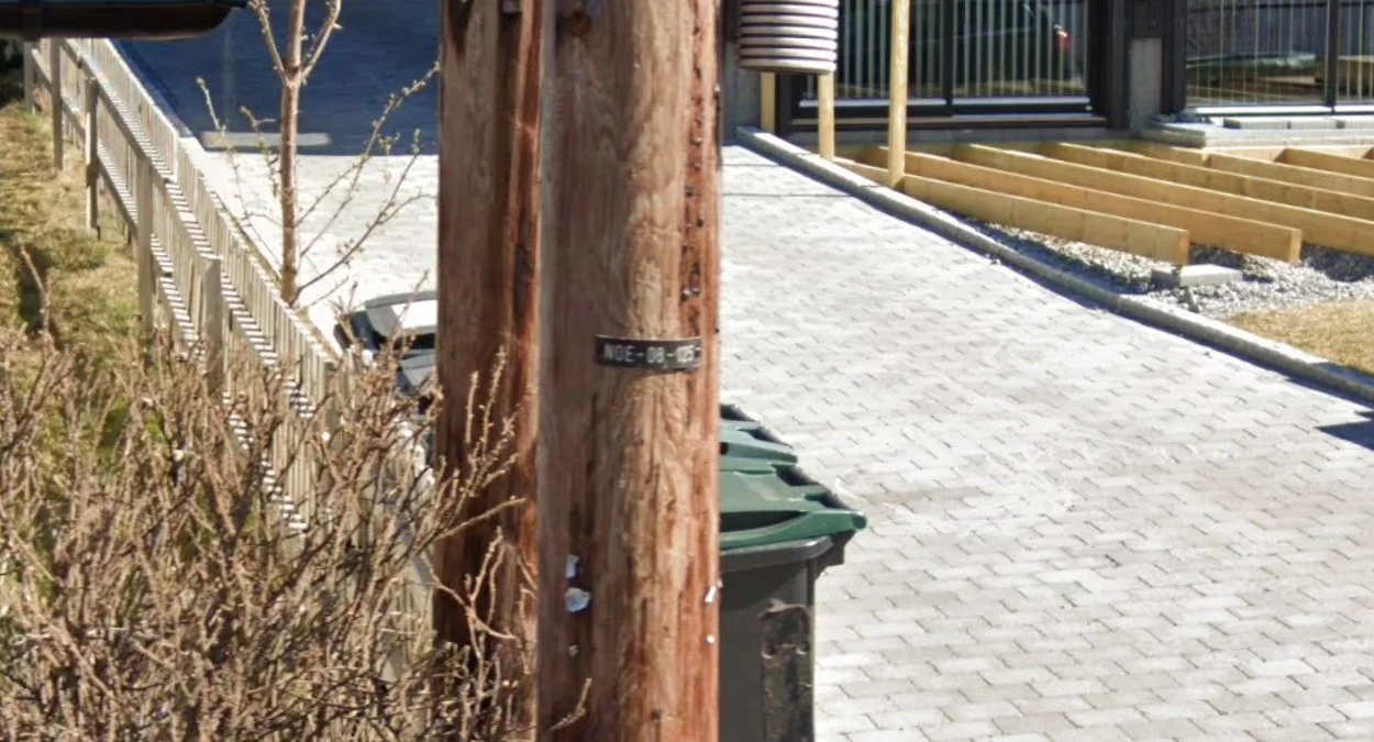 東南部黑色電線桿牌