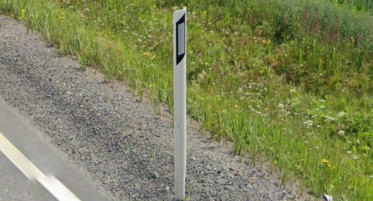 黑色平行四邊形反光路樁