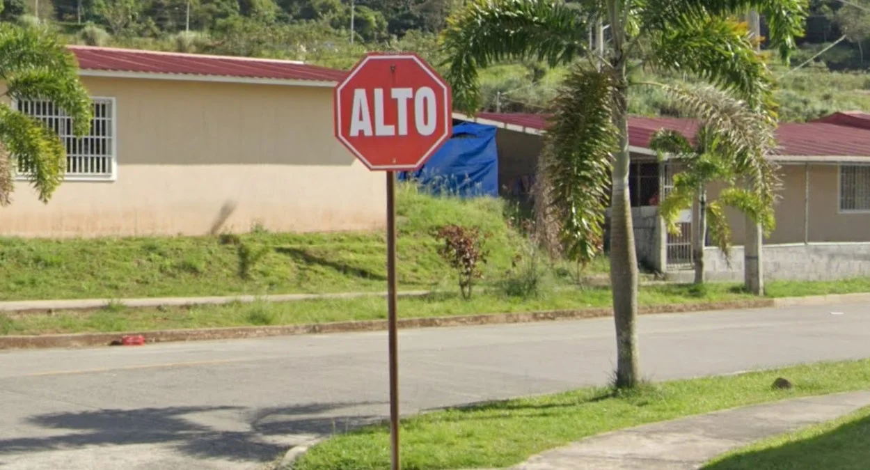 停車標誌「ALTO」