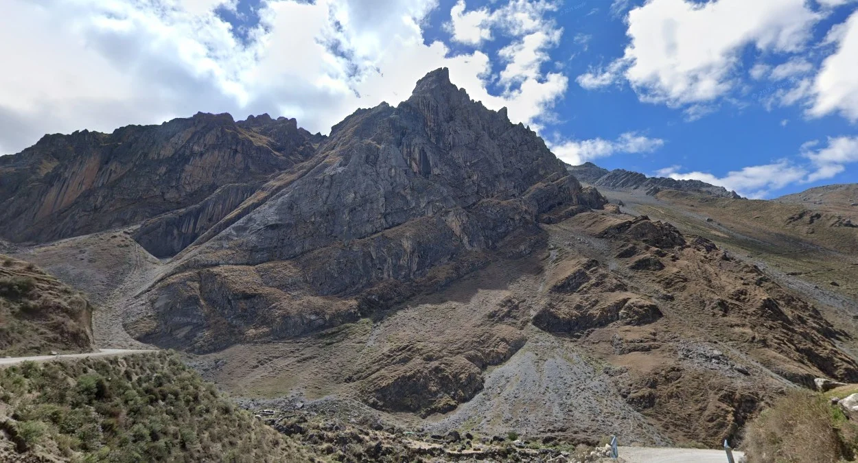 中部尖銳岩石山頂