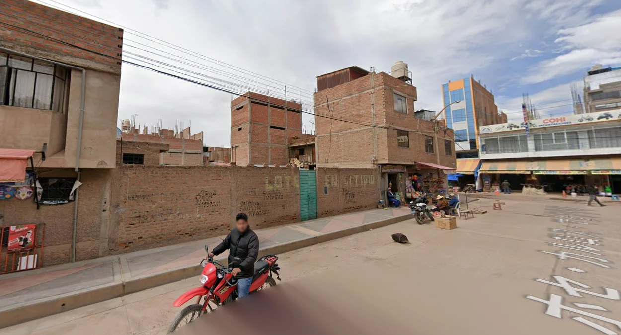 的的喀喀湖附近紅磚建築