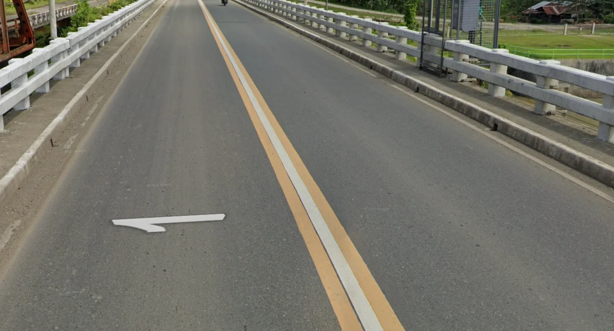 黃白相間道路中線