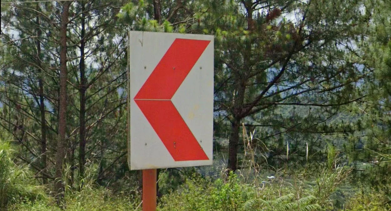 紅底白字人字形標誌