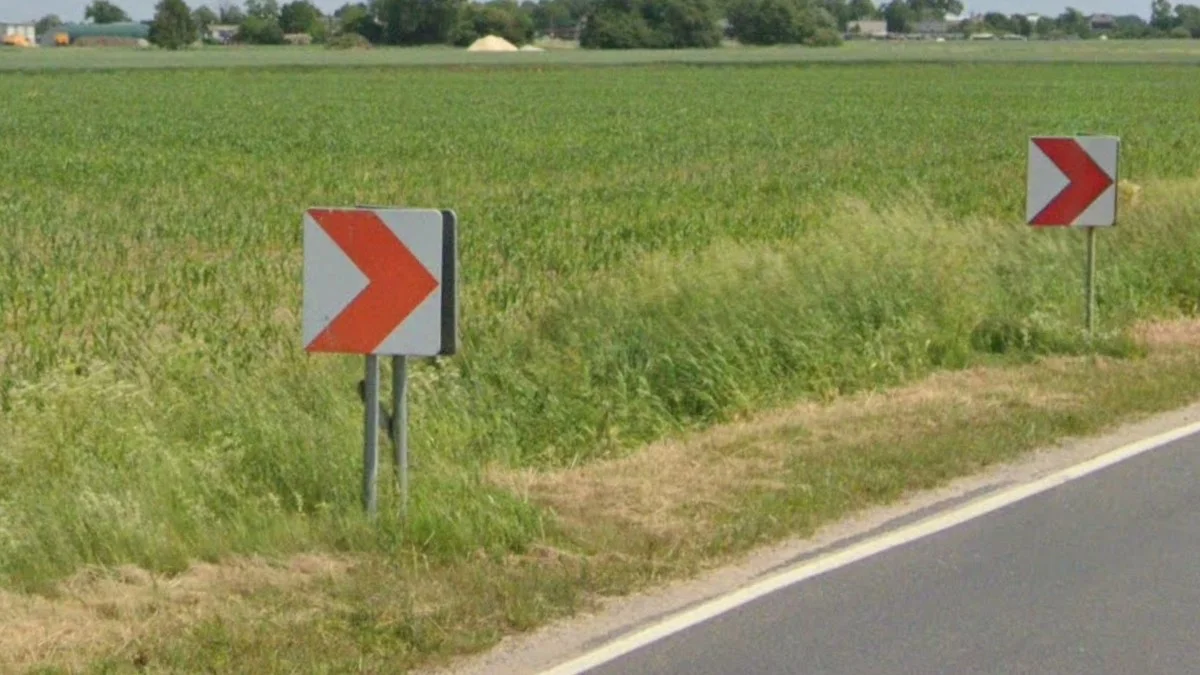 白底紅色箭頭導向標