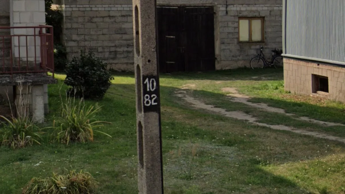 東南部與北部電線桿黑色標記