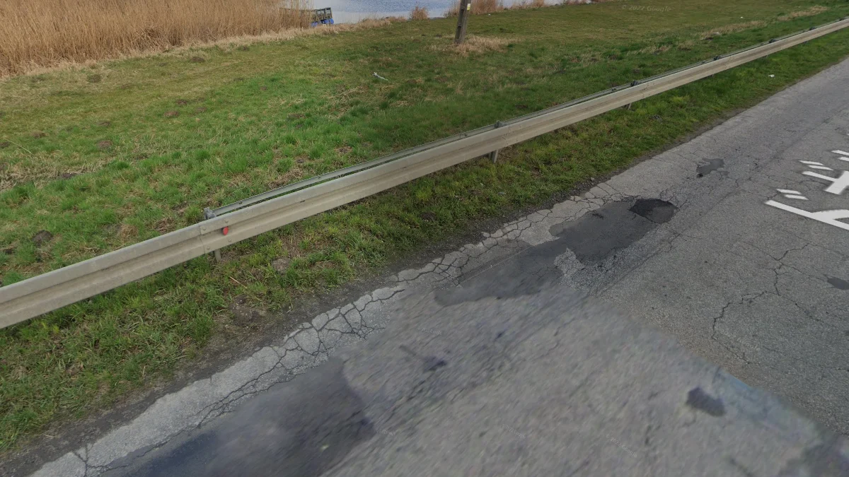 方形護欄與紅色反光片