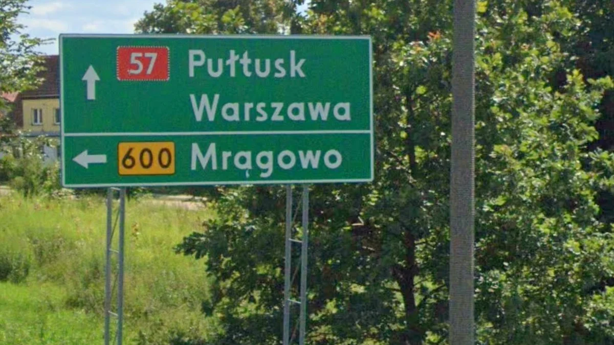 綠底方向標誌與字體