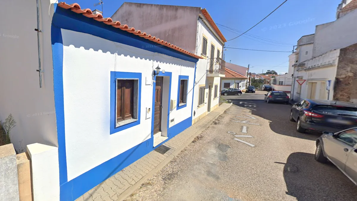 窗門牆緣藍黃線條