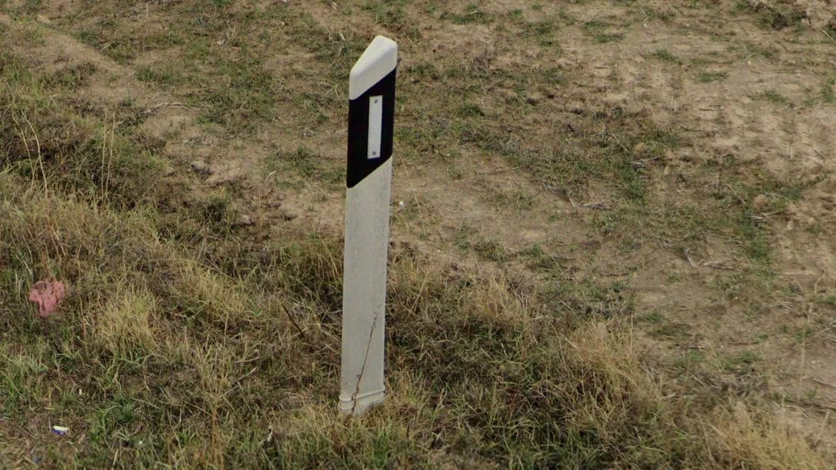 白底黑箭頭方向標誌