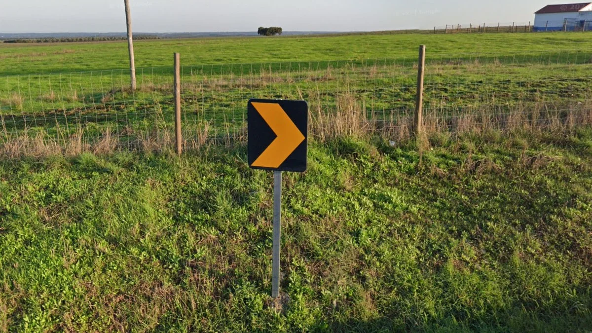 黑底黃箭頭導向標