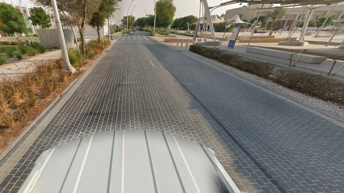 教育城黑色瓷磚道路