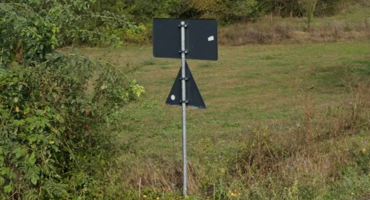 標誌背面常為黑色