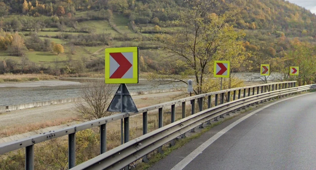 紅底白字V形標誌