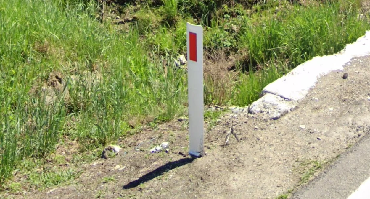 細長白色護柱帶紅條