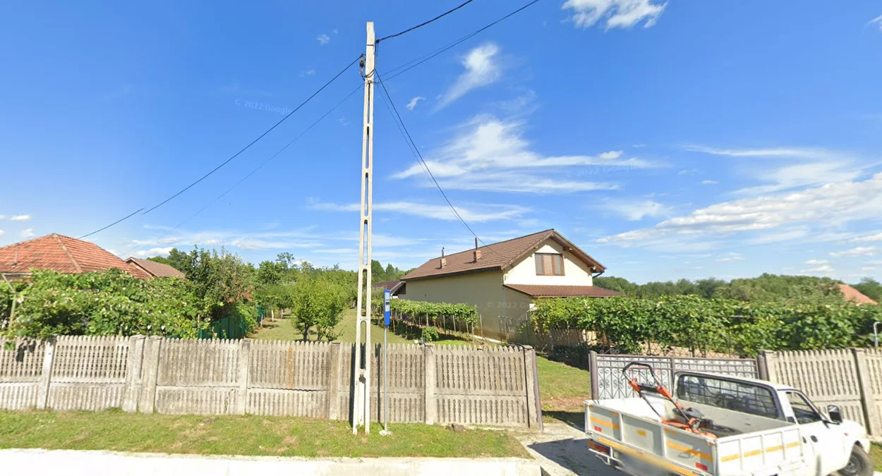 底部帶孔電線桿